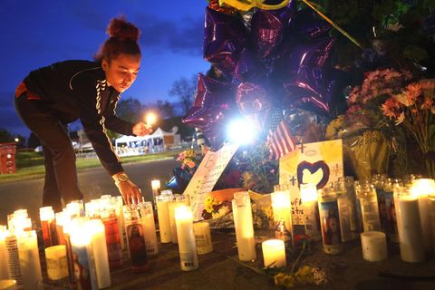 Blumen und Kerzen am Tatort in Buffalo: Nach dem Anschlag mit zehn Toten gibt es Kritik an der Videoplattform Youtube