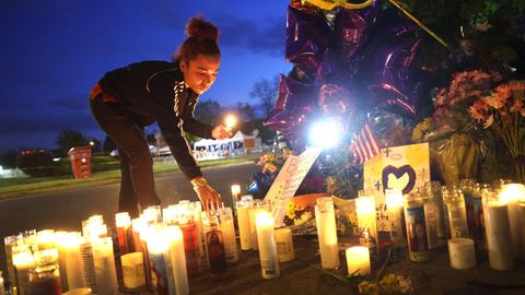 Blumen und Kerzen am Tatort in Buffalo: Nach dem Anschlag mit zehn Toten gibt es Kritik an der Videoplattform Youtube
