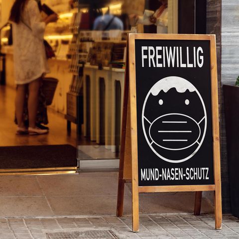 Die Maskenpflicht ist aufgehoben, das Tragen ist freiwillig. Doch wer das tut, wird nicht überall verstanden. 