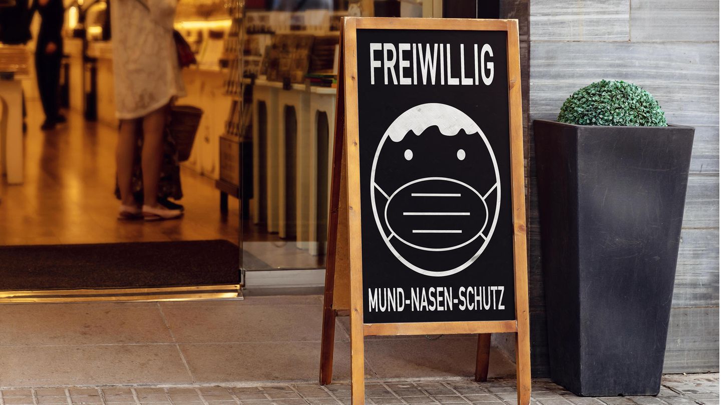 Die Maskenpflicht ist aufgehoben, das Tragen ist freiwillig. Doch wer das tut, wird nicht überall verstanden. 