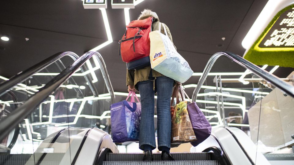 Eine Frau, schwer bepackt mit Taschen, beim Einkaufen im Einkaufszentrum "Lago" in Konstanz am Bodensee