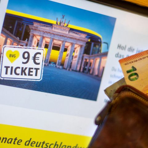 Auf dem Display eines Automaten der Berliner Verkehrsbetriebe erscheint die Option 9-Euro-Ticket