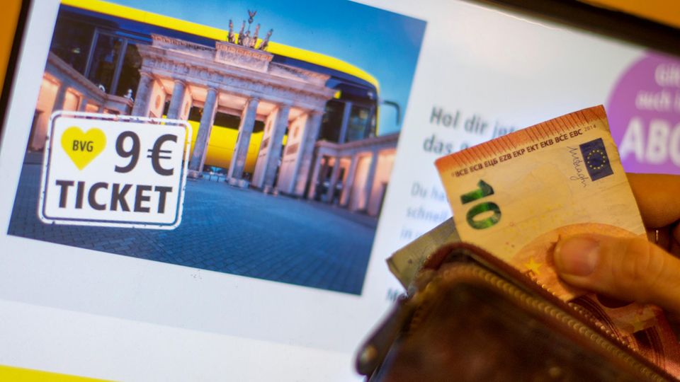 Auf dem Display eines Automaten der Berliner Verkehrsbetriebe erscheint die Option 9-Euro-Ticket