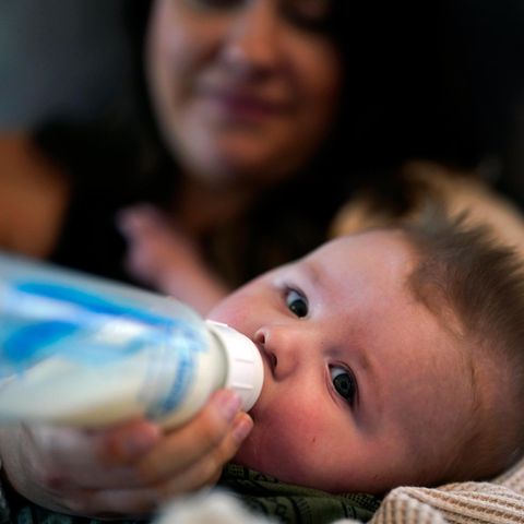 Mutter Ashley Maddox füttert ihren fünf Monate alten Sohn mit Milchpulver-Milch