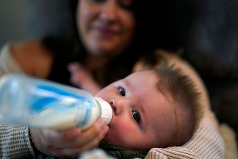 Mutter Ashley Maddox füttert ihren fünf Monate alten Sohn mit Milchpulver-Milch
