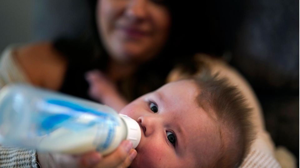 Mutter Ashley Maddox füttert ihren fünf Monate alten Sohn mit Milchpulver-Milch