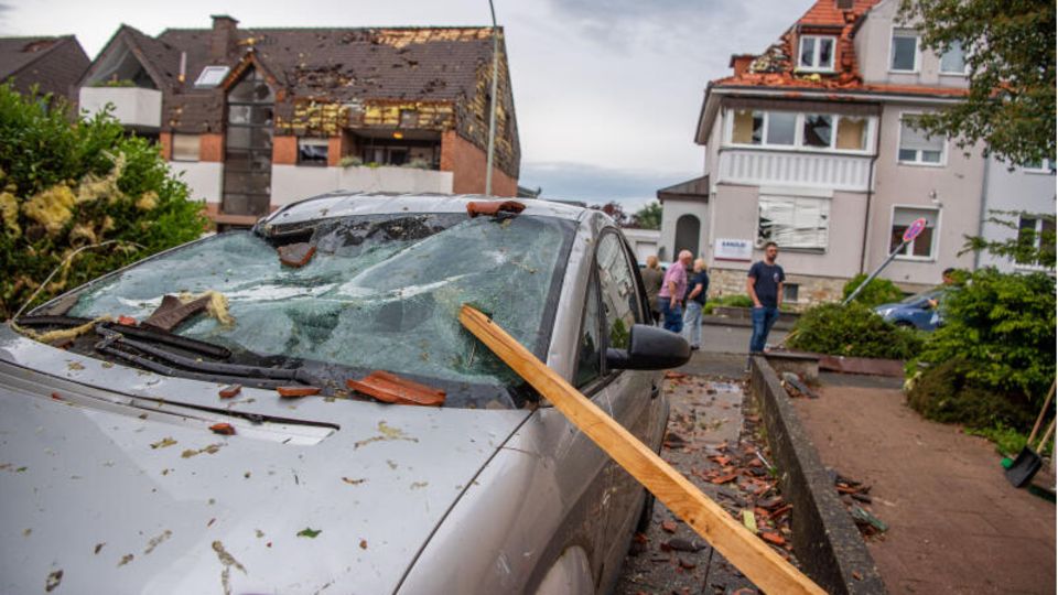 Paderborn: Eine Dachlatte steckt in der Windschutzscheibe eines parkenden Autos