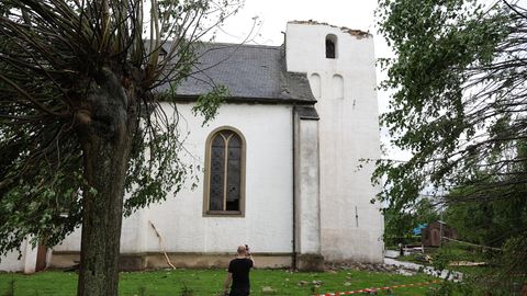 Unwetter - Hellinghausen bei Lippstadt: Die Kirchturmspitze wurde im Sturm heruntergerissen