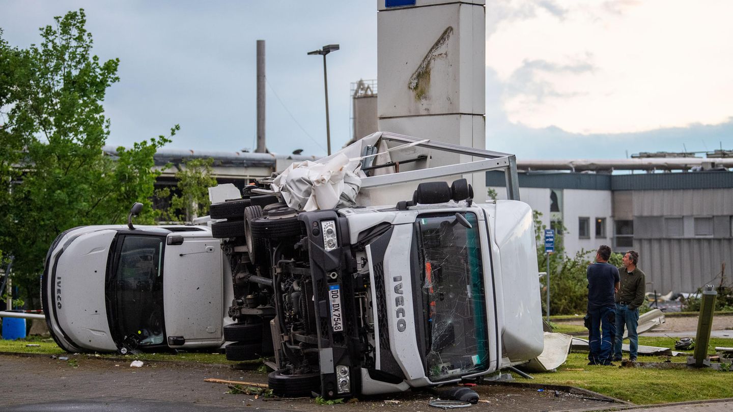 Sturm kippt LKW in Paderborn um