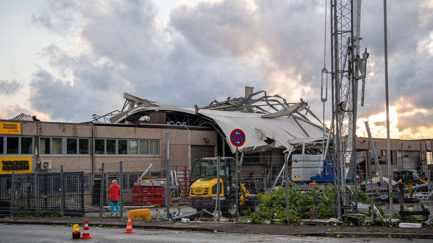 Das Dach eines Baumaschinenhändlers liegt quer auf dem Gebäude