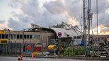 Das Dach eines Baumaschinenhändlers liegt quer auf dem Gebäude