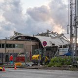 Das Dach eines Baumaschinenhändlers liegt quer auf dem Gebäude