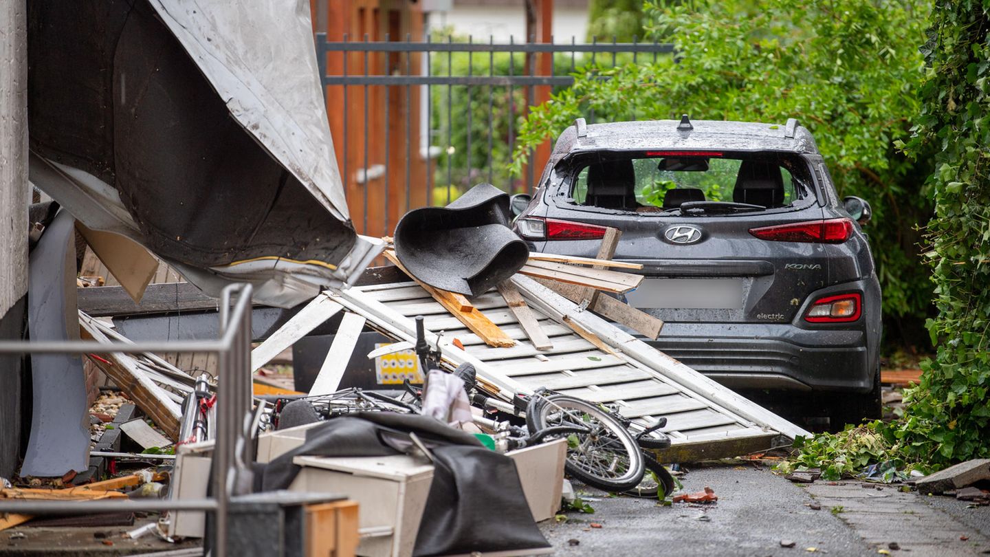 Ein Auto steht mitten in Trümmern