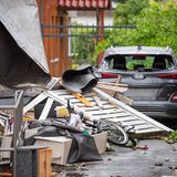 Ein Auto steht mitten in Trümmern