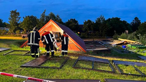 In Bayern stürzte eine Holzhütte durch das Unwetter um