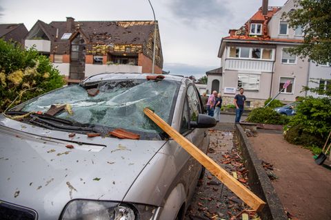 Eine Dachlatte steckt nach dem Unwetter in der Windschutzscheibe eines parkenden Autos in Paderborn