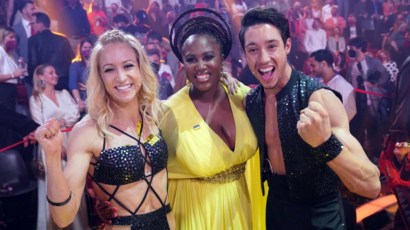 Jurorin Motsi Mabuse feiert nach dem Staffelfinale mit den beiden Gewinnern zusammen