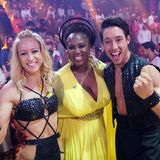 Jurorin Motsi Mabuse feiert nach dem Staffelfinale mit den beiden Gewinnern zusammen