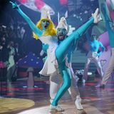 Mathias Mester und Renata Lusin treten in Schlumpfkostümen auf