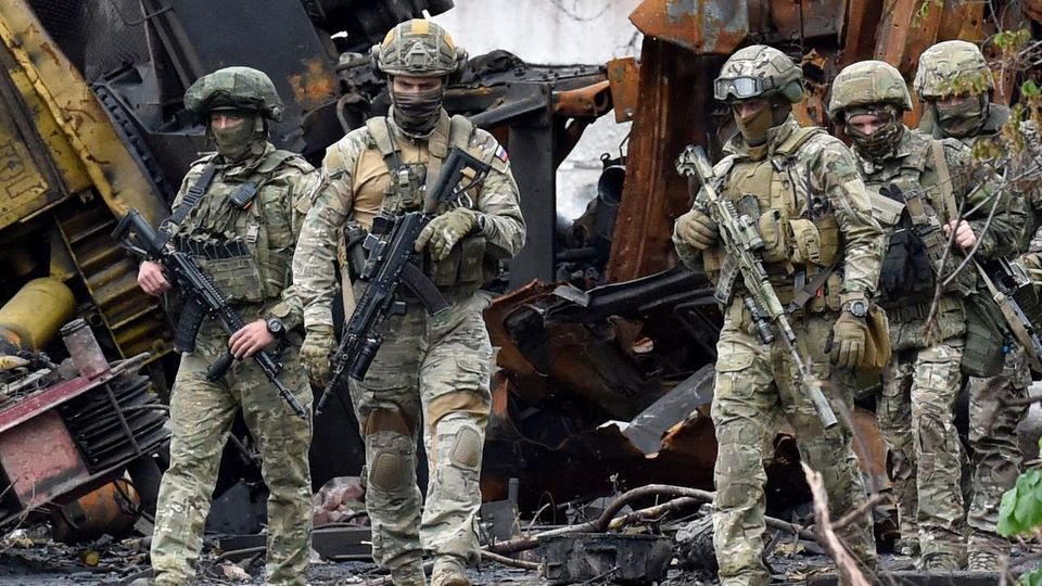 Russische Soldaten patrouillieren in der Hafenstadt Mariupol in der Ukraine