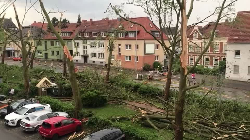 Bilanz nach Unwetter: Paderborn am Tag nach dem Tornado: Verheerende Schäden, Lob für die Retter, Polizei kritisiert Schaulustige
