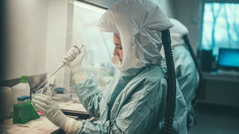Eine Frau arbeitet im Institut für Mikrobiologie der Bundeswehr in München