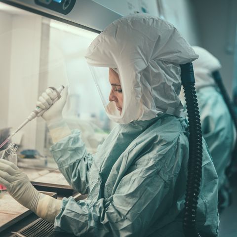 Eine Frau arbeitet im Institut für Mikrobiologie der Bundeswehr in München