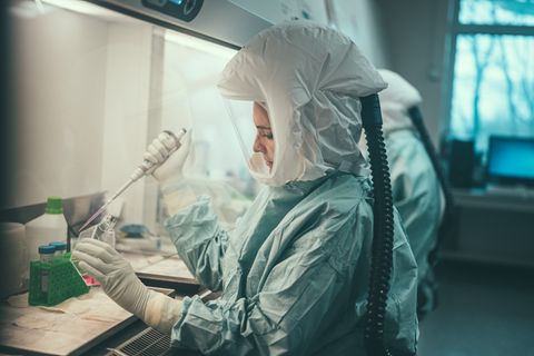 Eine Frau arbeitet im Institut für Mikrobiologie der Bundeswehr in München