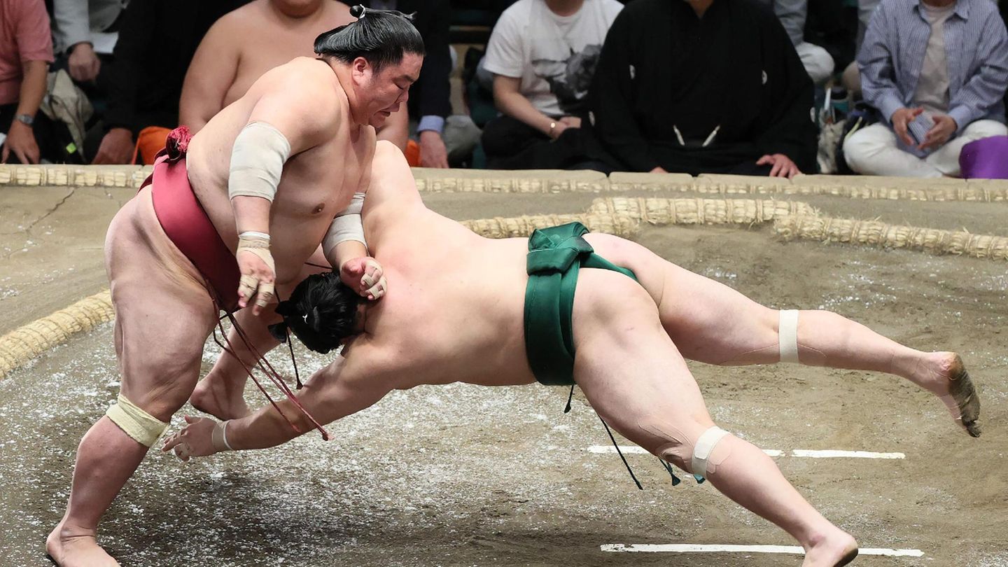 Tokio, Japan. Die Attacke ging nach Hinten los: Sumo-Ringer Sada no Umi (r.) läuft mit seinem Angriff gegen seinen Kontrahenten Daiei Sho ins Leere, stürzt und verliert den Kampf im Ryogoku-Kokugikan-Sumo-Stadion.
