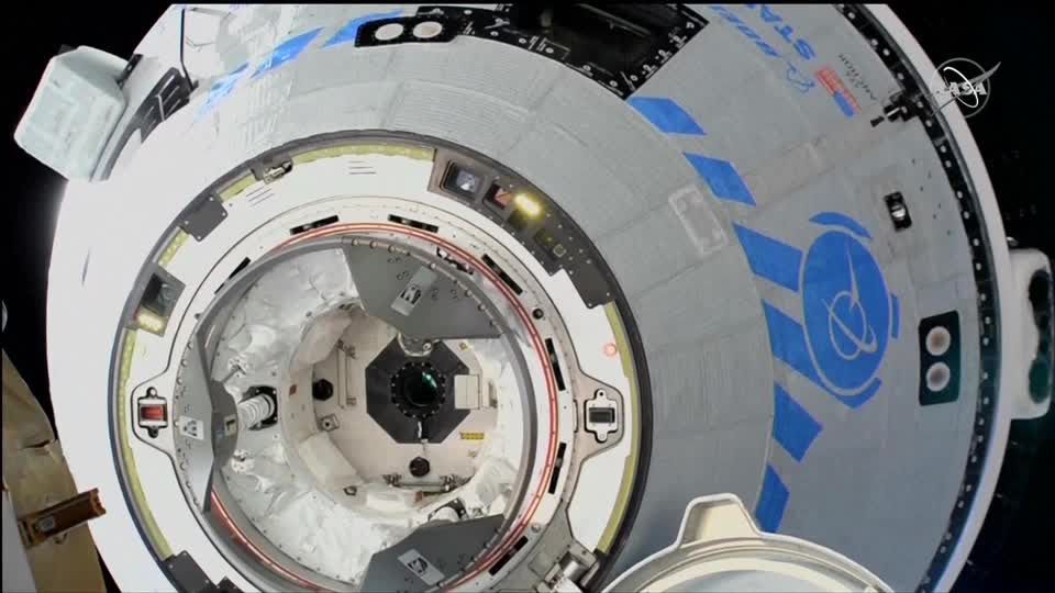 Video: Sicher angedockt: „Starliner“-Kapsel