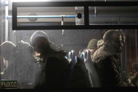Ukrainische Soldaten in einem Bus