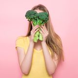 Hirnfutter: Brokkoli ist super, um das Energielevel oben zu halten. Denn das Gemüse steckt voller Ballaststoffe. Diese sorgen dafür, dass die Verdauung langsamer arbeitet und auch die Energie in der Nahrung langsamer verwertet wird. Sie wird also nicht auf einen Schlag, sondern nach und nach freigesetzt. Energiehochs und -tiefs können dadurch vermieden werden. Auch Karotten sind gute Ballaststoffquellen.