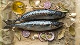 Eine Stärkung erhält die Konzentration durch Omega-3-Fettsäure. Diese findet sich unter anderem in Fisch: Makrele, Forelle, Lachs. Auch in Samen und Nüssen stecken die "guten" Fettsäuren, allerdings sind diese weniger effektiv.