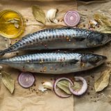 Eine Stärkung erhält die Konzentration durch Omega-3-Fettsäure. Diese findet sich unter anderem in Fisch: Makrele, Forelle, Lachs. Auch in Samen und Nüssen stecken die "guten" Fettsäuren, allerdings sind diese weniger effektiv.