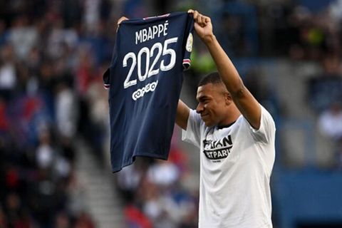 Kylian Mbappé hält nach seiner Vertragsverlängerung ein Trikot mit der Rückennummer 2025 in die Luft