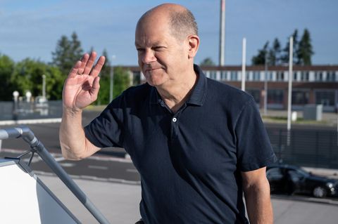 Bundeskanzler Olaf Scholz besteigt am Flughafen Berlin-Brandenburg ein Flugzeug der Flugbereitschaft um nach Afrika zu fliegen