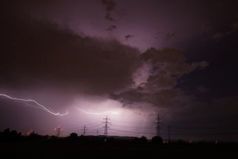 Ein Blitz erhellt den Nachthimmel