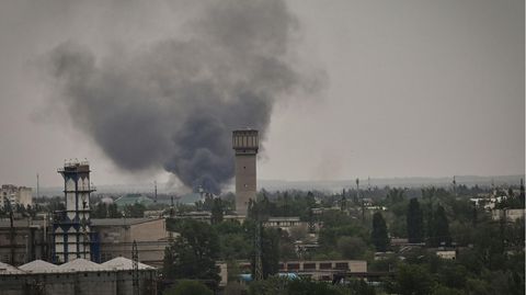 Rauch steigt über Sjewerodonezk auf. Die Stadt im Osten der Ukraine wird von Russland seit Tagen angegriffen