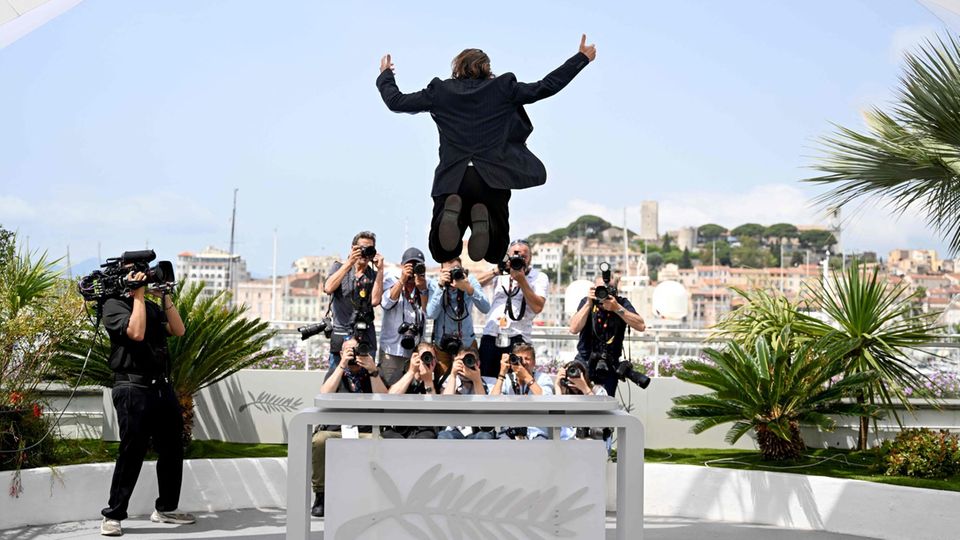 Cannes, Frankreich: Vincent Macaigne beendet einen Fototermin in der Mittelmeerstadt mit einem beeindruckenden Sprung vom Podium. Der französische Schauspieler wirkt in dem Streifen "Chronique d'une Liaison Passagere" mit, der bei den derzeit laufenden 75. Filmfestspielen uraufgeführt wurde.