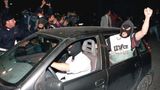 Jubelnde italienische Polizisten nach der Festnahme von Giovanni Brusca