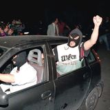 Jubelnde italienische Polizisten nach der Festnahme von Giovanni Brusca