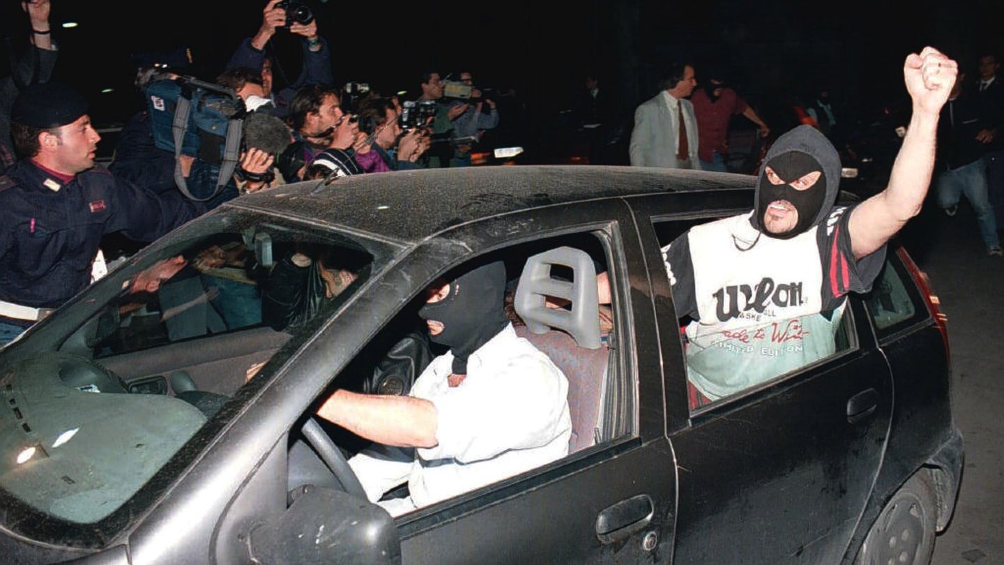 Jubelnde italienische Polizisten nach der Festnahme von Giovanni Brusca