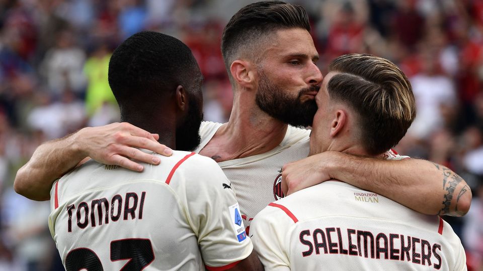 Giroud celebrating Sassuolo Milan Serie A