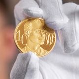 23. Mai  Prinz Williams Konterfrei prangt nun auf einer 5-Pfund-Münze  Zum 40. Geburtstag von Prinz William ehrt die britische Münzprägeanstalt Royal Mint den Enkel von Queen Elizabeth II. mit einer Münze. Auf dem fünf Pfund Stück prangt nur Prinz Williams Konterfrei.  Am Rand steht mit Bezug auf den offiziellen Herzogtitel der königlichen Majestät: "HRH The Duke of Cambridge". Auf der Rückseite prangt wie bei allen britischen Münzen die Königin im Profil. William feiert am 21. Juni seinen runden Geburtstag. Vorgestellt wurde die Münze von Designer und Graveur Thomas Docherty. "Das Design schafft ein Gleichgewicht zwischen der frischen Energie Seiner Königlichen Hoheit als junger Vater und der zeremoniellen Natur seiner königlichen Position", erklärte Docherty.