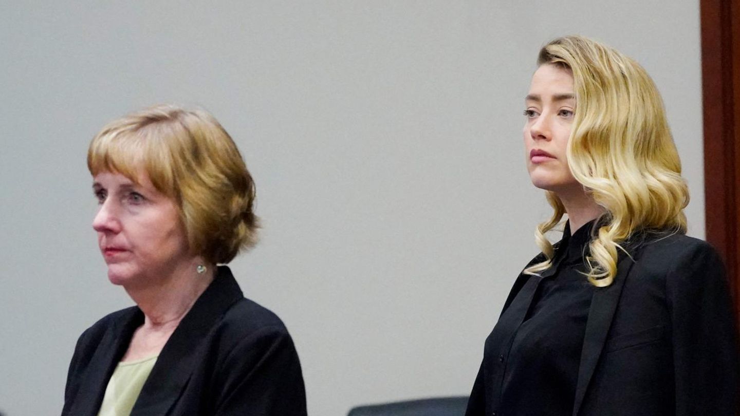 Elaine Bredehoft e Amber Heard in un'udienza in tribunale