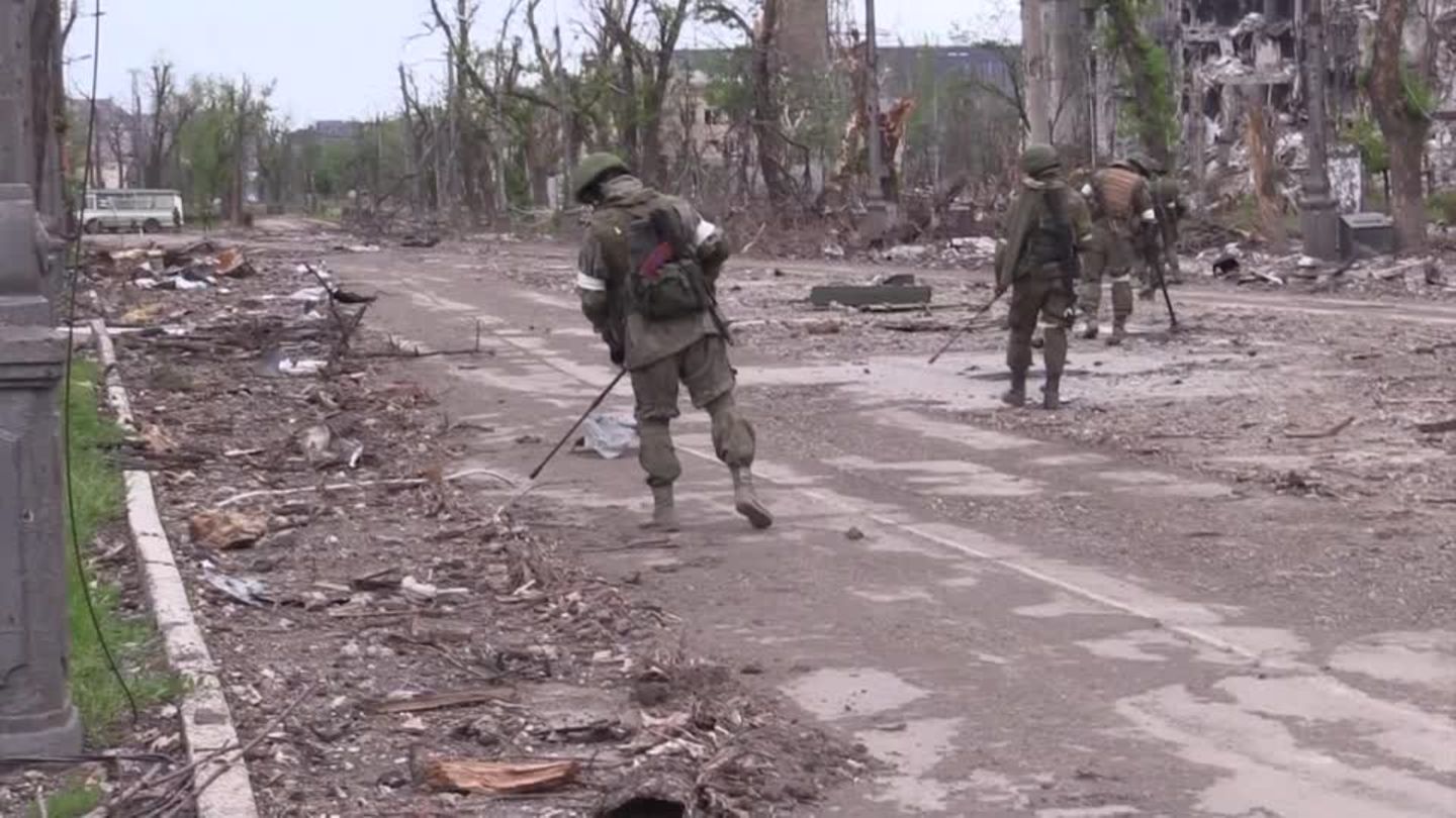Ukraine: Russian soldiers clear mines at captured Azovstal steel plant