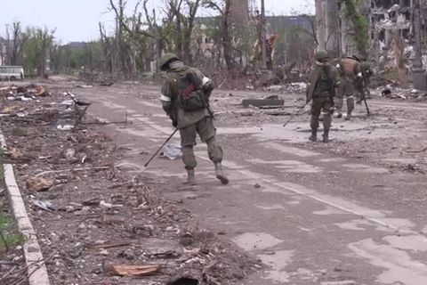 Krieg in der Ukraine: Russische Soldaten beginnen mit Minenräumung in Asowstal