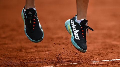 Paris, Frankreich. Einmal springen für den Aufschlag: Hier schwebt die Griechin Maria Sakkari bei einem Match gegen die Französin Clara Burel bei dem Roland-Garros Open Tennistournier auf dem Court Philippe-Chatrier in Paris über dem Boden.