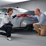 Produktmanager Sebastian Maier (li.) erklärt die 
Leichtbaumaßnahmen im BMW M4 CSL