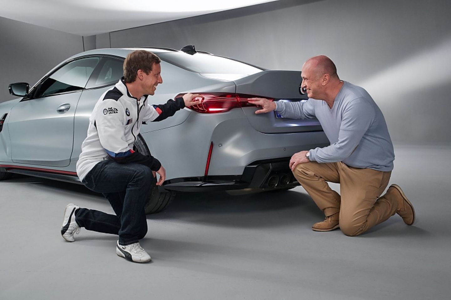 Produktmanager Sebastian Maier (li.) erklärt die 
Leichtbaumaßnahmen im BMW M4 CSL
